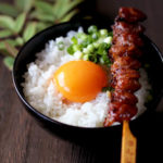 焼き鳥のせ卵かけご飯【レシピ】