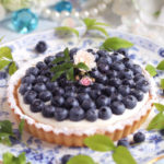 青紫色の果実が愛らしい生ブルーベリーチーズクリームタルト