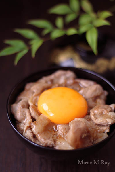 とろり卵黄と醤油ダレの豚玉丼【レシピ】