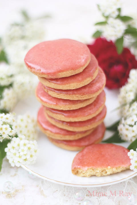 【レシピ】自然な苺のお菓子らしい柔らかな淡紅色サブレフレーズ（いちごのアイシングクッキー）