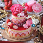 苺に縁取られたフレジエ風ラズベリーチーズムースケーキ　２段ケーキ