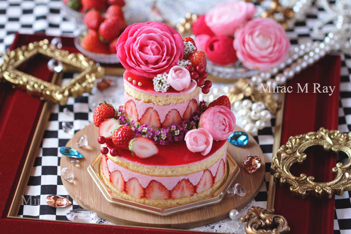 苺に縁取られたフレジエ風ラズベリーチーズムースケーキ　２段ケーキ