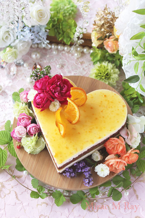 爽やかな初夏ハート形チョコレート×オレンジカスタードババロアのアントルメケーキ