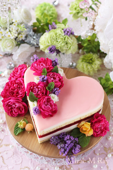 うす薔薇色のハートラズベリー＆カスタードババロアのアントルメケーキ