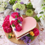 うす薔薇色のハートラズベリー＆カスタードババロアのアントルメケーキ