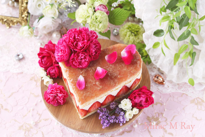 ハートフレジエ風薔薇と苺のカスタードババロアアントルメケーキ