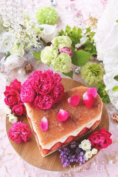 ハートフレジエ風薔薇と苺のカスタードババロアアントルメケーキ